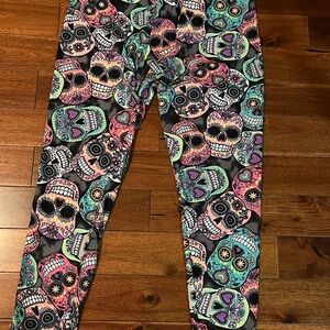 No Boundaries Colorful Skull Pattern capri